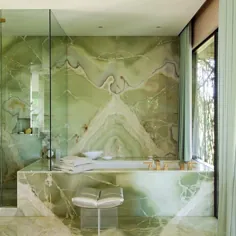 لوئیزا فالکنبرگ در اینستاگرام: "سنگ مرمر سبز؟ عاشق این حمام مرمری سبز شیری رنگ است که متعلق به استیون میزل عکاس مد است.  اقامت اواسط قرن او در لس آنجلس a "