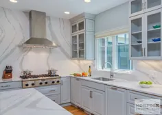 آشپزخانه ویترین خاکستری با ارتفاع کامل Backsplash |  آشپزخانه و حمام نورفولک