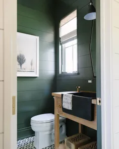 Kate Marker Interiors در اینستاگرام: "گلوله سبز تیره بیان بزرگی را در این فضای کوچک بیان می کند - حمام اتاق لجن ما.  #kmidesignstyle |  عکس توسطstofferphotographyinter Interior »
