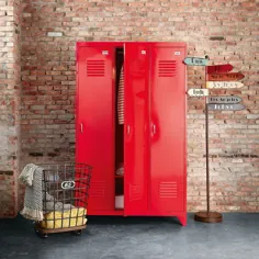 Ankleideschrank im Industriedesign mit 3 Türen، aus rotem Metall |  Maisons du Monde