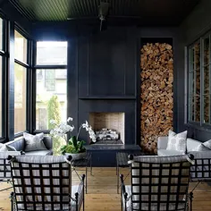 خانه های آتلانتا و سبک زندگی در اینستاگرام: "مطابق با فضای بیرونی تمام مشکی خانه ، طراحsavageinteriordesign یک ایوان با صفحه نمایش دنج را با دیوارهای پررنگ و سالن مناسب ed"