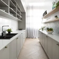 آشپزخانه های آزادی در اینستاگرام: perf € œBetler's pantry's ideal.  که در آن کابینت ها فراوان است و نیمکت های نمای مرمر به وفور یافت می شود!  ؟  این شربت خانه به سبک گالی یک سال است