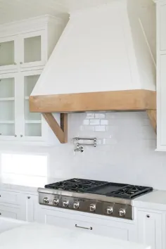 هود آشپزخانه سفید فرانسوی با روکش و براکت چوبی روستایی - انتقالی - آشپزخانه