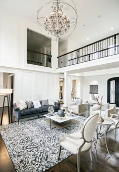 دکوراسیون اتاق نشیمن سفید به سبک سخت افزار مرمت زیبا با مبل مخملی و کریستال خاکستری آبی
