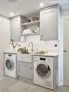 اتاق لباسشویی و لوازم همراه با کابینت خاکستری رنگ شده با دست.