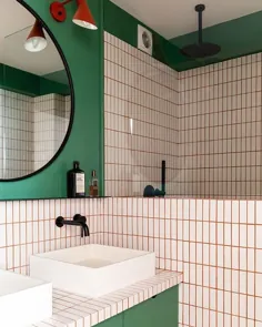 عکس اینستاگرامی Clever: "این آپارتمان در پاریس تازه سازی اساسی کرد (در حالی که هنوز ریشه های دهه 1960 خود را کانال می کند).  تصویر اینجا: دیوارهای کاشی سفید در حمام "