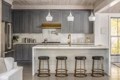هود آشپزخانه برنجی براق با کابینت های بلوط شستشوی خاکستری - انتقالی - آشپزخانه