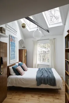 کدام مبلمان برای سقف های شیب دار فضای اتاق را زیبا و دنج کرده است؟