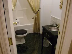 بازسازی حمام با استفاده از یک میز چرخ خیاطی برای یک غرور.