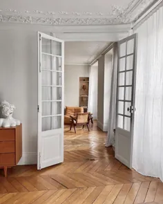 Planet of Interior در اینستاگرام: "شما فکر می کنید رنگهای خنثی ، کف چوبی ، تزئینات سقف و آن درهای زیبا در این آپارتمان پاریسی ازmija_mija ..."