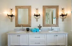حمام با آینه های قاب دار چوبی و نور پرده ای صدفی
