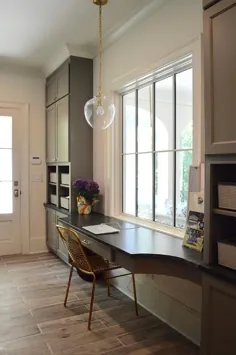 آویز کتی با شیشه بلوط روی خاکستری ساخته شده روی میز - انتقالی - اتاق لباسشویی