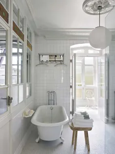 un dormitorio de esttilo clásico aktualize con baño en suite