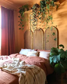 اتاق خواب پر از طبیعت با دیوارهای رنگارنگ