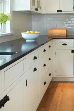 کابینت های آشپزخانه سفید با سخت افزار مشکی |  Countertopsnews