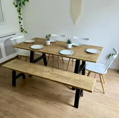 یک میز ناهار خوری چوبی اصلاح شده روستایی + نیمکت با پایه های فلزی مشکی صنعتی
