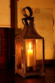 عتیقه فرانسوی نفیس حالت پژمردگی فانوس شمع قلع با درب در اوایل دهه 1900 فرانسوی ساخته شده از قد 29 سانتی متر