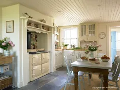آشپزخانه در یک کلبه کاهگلی واقع در نزدیکی Portaferry در County Down توسط اشلی موریسون.