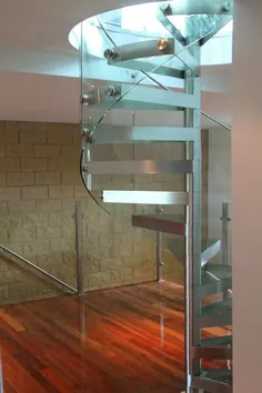 راه پله شیشه ای مارپیچی مدرن با نرده شیشه ای و پله های شیشه ای چند لایه