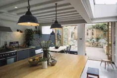 فضای داخلی آشپزخانه و غذاخوری به یک باغ کوچک در یک خانه ویکتوریایی بازسازی شده ، بالهام ، جنوب لندن ، انگلستان باز می شود.  توسط معماران خردل.