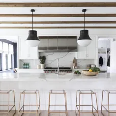 حنا |  خانه ساده مدل شده در اینستاگرام: "به اشتراک گذاشتن این آشپزخانه سفید و شفاف ، اهداف جدی !!  کاملاً متعادل با آن تیرهای چوبی ، هود فلزی ، شمارنده های کوارتز ، ... ”