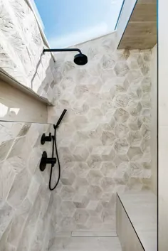 کاشی های شش ضلعی سه بعدی کندو توسط جیووانی باربیری در خانه خصوصی در ساسکاتون ، کانادا ، ساسکاتون مشاهده شد