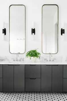 دستشویی مدرن مشکی دوتایی با آینه های منحنی بلند - مدرن - حمام