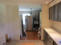 کابینت های آشپزخانه خاکستری تیره نقاشی شده در بازسازی کامل آشپزخانه