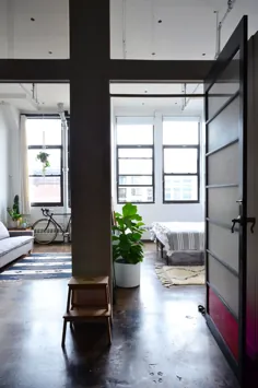 An Artist’s Modern Brooklyn Loft پس زمینه عالی برای هنر جسورانه و بزرگ او است
