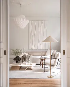 اتاق نشیمن داخلی بژ شیک شیک ، طراحی مینیمالیستی ، سفید ، دکوراسیون