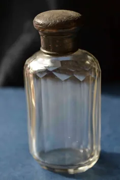 بطری عطر شیشه ای برش انگلیسی ویکتوریا با کلاه نقره استرلینگ در اواخر دهه 1890 ، برش هندسی شفاف هدیه روز ولنتاین