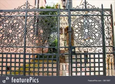 جزئیات معماری: یک دروازه بزرگ تزئینی آهن فرفورژه در یک راهروی مسکونی