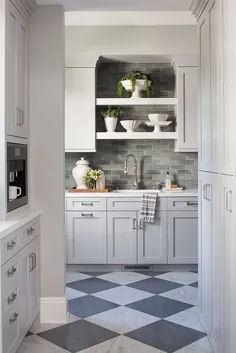 طراحی آشپزخانه بی انتها با کف های سیاه و سفید