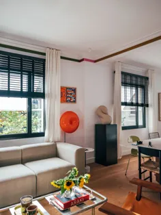 این آپارتمان پر جنب و جوش در بارسلونا از درهای قابل توجهی برخوردار است