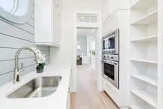 شربت خانه سفید آشپزخانه با تر و تمیز Shiplap خاکستری - کلبه - آشپزخانه