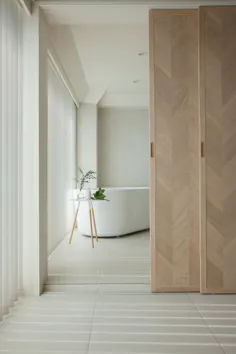 معماران Hiroyuki Ogawa آپارتمان کوچک را با صفحات کشویی تقسیم می کند