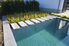 تحمیل zwemvijver voorzien van lounge deelte en stapstenen in ruwe blauwe hardsteen ‹De Mooiste Zwembaden