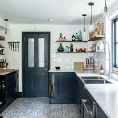 قبل و بعد: چگونه یک آشپزخانه باریک بدون پسوند تغییر شکل داده شد