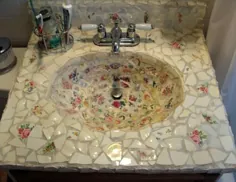 سینک ظرفشویی های زیبا با کاشی های موزاییکی تزئین شده است