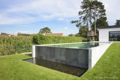 استخر Infinity waarbij binnen- en buitenbekleding uitgevoerd zijn in Belgische blauwe hardsteen ‹De Mooiste Zwembaden
