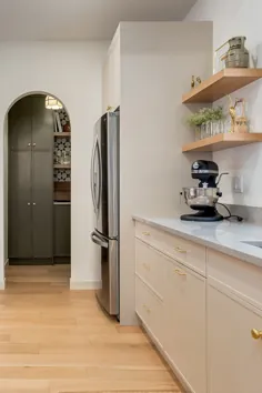 آشپزخانه سفید و مدرن با شربت خانه باتلر