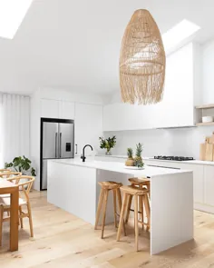 یک ظاهر طراحی ویلا |  عکس اینستاگرام لوئیز روشه: "عاشق نور طبیعی که از تمام آن نورگیرهای زیبا به این آشپزخانه خیره کننده می تابد ، لذت بردن از طراحی فوق العاده توسط این ...
