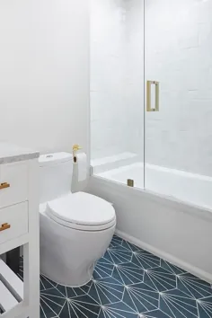 حمام میهمان سفید با کاشی های سیمانی آبی - انتقالی - حمام