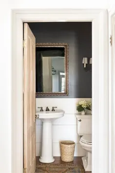 اتاق پودری با دیوار رنگ آمیزی سیاه و سفید و تر و تمیز Shiplap سفید - انتقالی - حمام