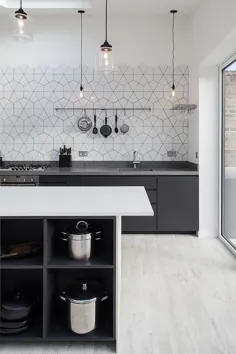 سادگی نورپردازی و الگوی صفحه نمایش عقب توجه شما را در این آشپزخانه اسکاندیناوی جلب می کند - Decoist