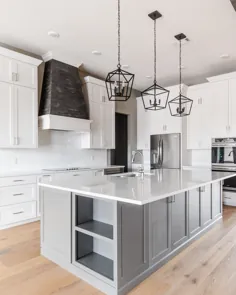 آشپزخانه سفید با صفحات آشپزخانه با سنگ مرمر ، جزیره خاکستری ، کف بلوط سفید ، انبار کتاب آشپزی جزیره