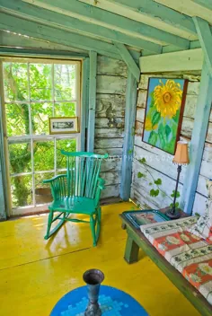 ایوان جلوی خانه ، تیرهای چوبی ، رنگ روشن ، صندلی گهواره ای ، کف چوبی رنگ شده |  گیاه و گل عکاسی: GardenPhotos.com