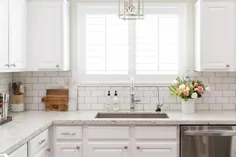 میزهای آشپزخانه گرانیت سفید با کاشی سفید مترو Backsplash - انتقالی - آشپزخانه - قطره نقره بهر