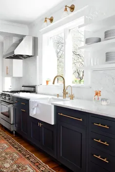 طراحان رنگ های سیاه رنگ را برای کابینت آشپزخانه — و فراتر از آن توصیه می کنند
