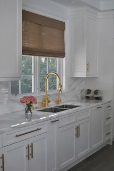 آشپزخانه سفید با شیرآلات طلسم طلا - معاصر - آشپزخانه